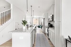 Fridge, microwave, oven, stovetop - Modern Upscale 4-bedroom condo in Raleigh! (Raleigh)