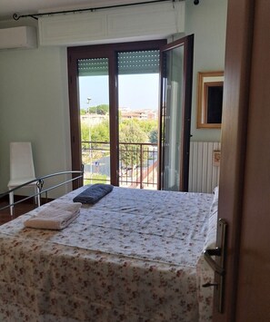 3 habitaciones, escritorio, tabla de planchar con plancha y wifi gratis 