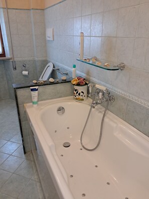 Een douche, een haardroger, handdoeken, zeep