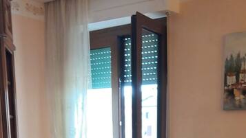 Smart TV, caminetto, videogiochi, lettore DVD