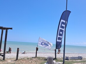 En la playa y toallas de playa 