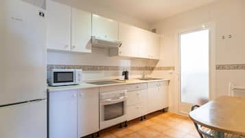 Fridge, oven, stovetop