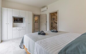 3 quartos, cofres nos quartos, ferros/tábuas de passar roupa