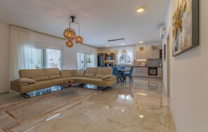 Smart TV, pebolim, mesa de pingue-pongue