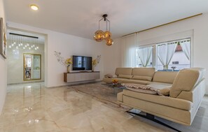 Smart TV, pebolim, mesa de pingue-pongue