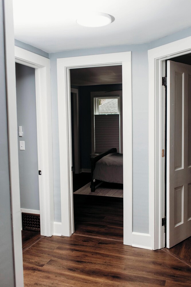 Newly Remodeled Charming 3bedroom Duplex w/ WiFi, AC in the Heart of