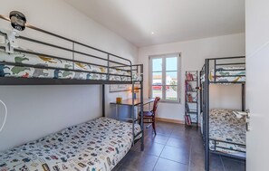 3 quartos, ferros/tábuas de passar roupa, berço de viagem