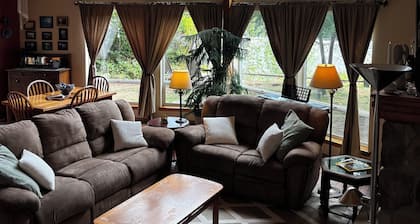 Riverfront home out your back door! Ski, Hike, Kayak, Beach, BBQ, Hammock, Relax