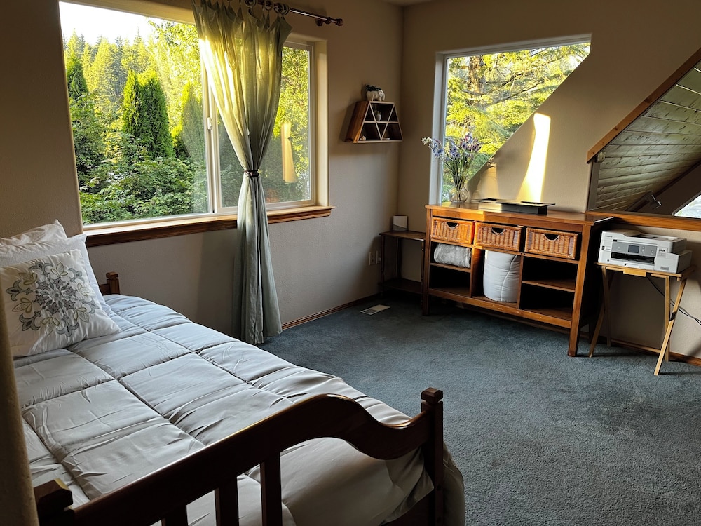 Riverfront home out your back door! Ski, Hike, Kayak, Beach, BBQ