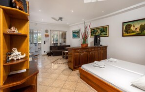 1 habitación, tabla de planchar con plancha, wifi gratis y ropa de cama 
