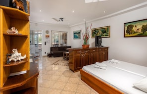1 habitación, tabla de planchar con plancha, wifi gratis y ropa de cama