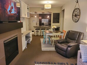 Smart TV, fireplace, printers - Waterfront Condo Right On Okanagan Lake (Vernon)