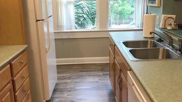 Micro-ondes, four, plaque de cuisson, lave-vaisselle