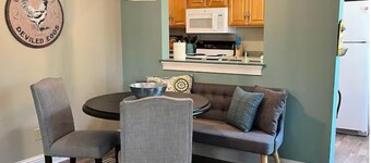 Above It All. Charming 2-bedroom apartment in the heart of Ocean Springs.