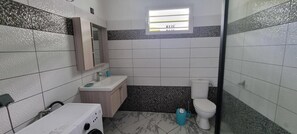 Hiustenkuivaaja, pyyhkeet, saippua, vessapaperi