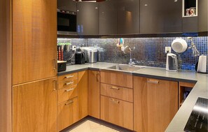 Réfrigérateur, four, plaque de cuisson, lave-vaisselle