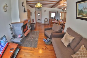 Smart TV y chimenea 
