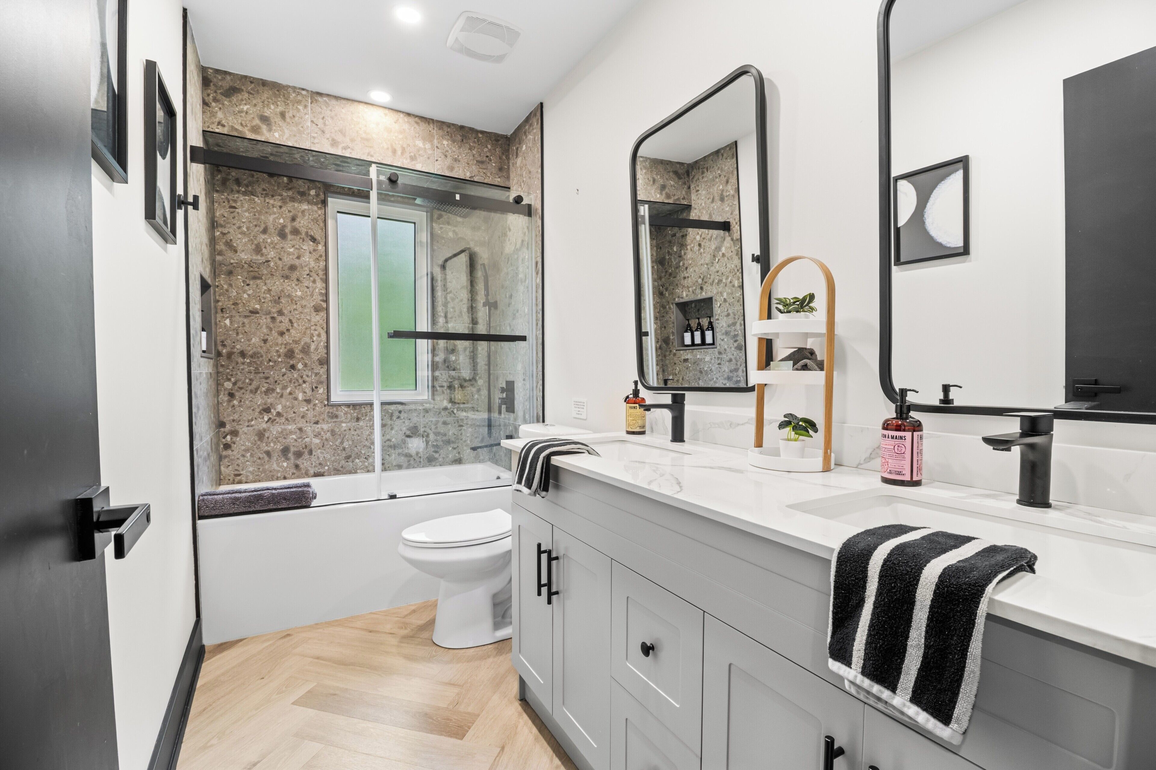 Chuveiro, produtos de toalete biodegradáveis, secador de cabelo 