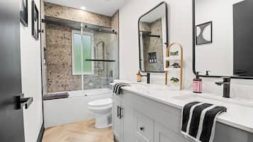 Chuveiro, produtos de toalete biodegradáveis, secador de cabelo