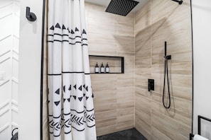 Shower, eco-friendly toiletries, hair dryer, towels - Luxury Waterfront Retreat with Sauna, EV Charger, Pizza Oven & Lake Views (Washago)