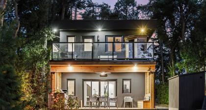 Luxury Waterfront Retreat | Casa Del Capo | Sauna, EV, Pizza Oven & Lake Views