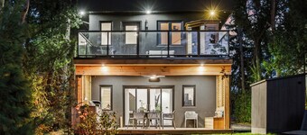 Luxury Waterfront Retreat | Casa Del Capo | Sauna, EV, Pizza Oven & Lake Views