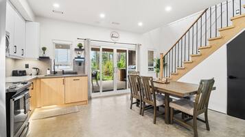 Refrigerador, microondas, horno, placa de cocina