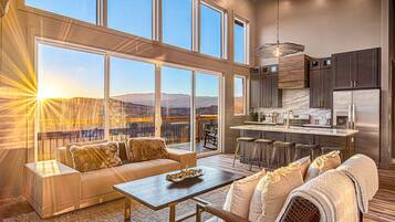 Smart TV, chimenea, videojuegos y libros