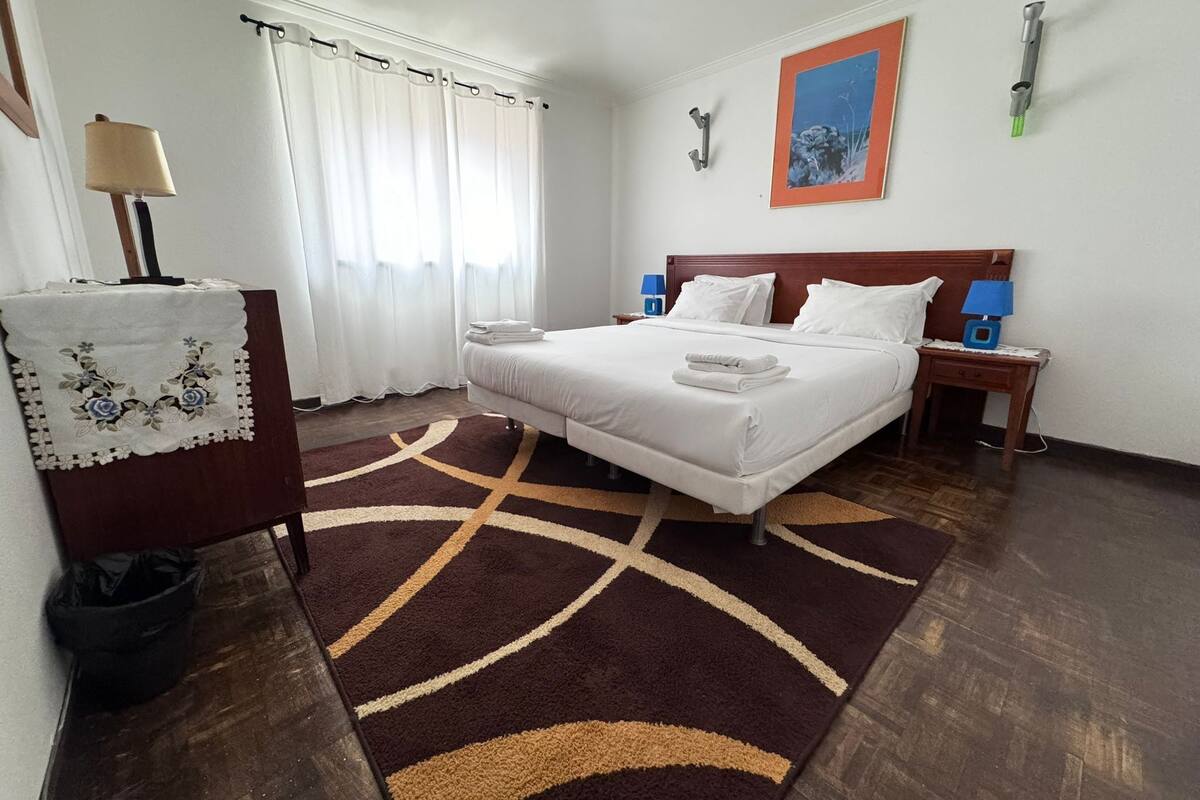 Chambre Standard Double ou avec lits jumeaux, vue ville | Wi-Fi gratuit