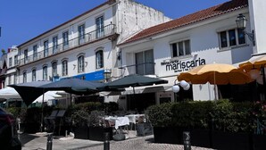 A cobblestone street with outdoor seating and a restaurant named 'Mariscaria'. - The Pearl - Cascais Guest House - City & Beach (Cascais)