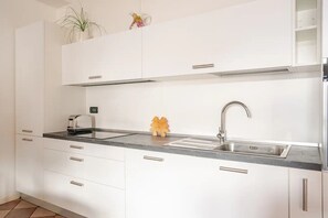 Fridge, microwave, oven, stovetop - Dimora Perla di Villa: Historic Wine Retreat & Cellar Tour near Bernina Express (Villa di Tirano)