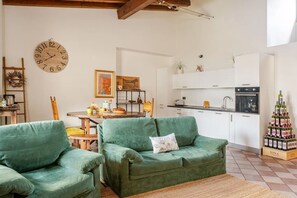 Smart TV, fireplace, table tennis, books