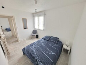 2 bedrooms, iron/ironing board, free WiFi, bed sheets