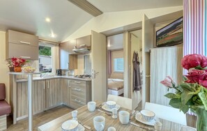 Fridge, stovetop, coffee/tea maker - Lovely (sta)caravan in Irrhausen (Irrhausen)