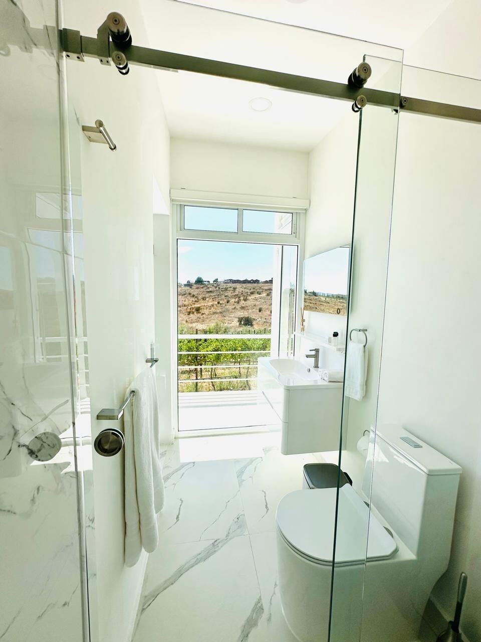 Douche, douche hydromassante, articles de toilette gratuits