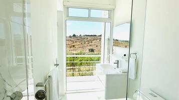 Douche, douche hydromassante, articles de toilette gratuits