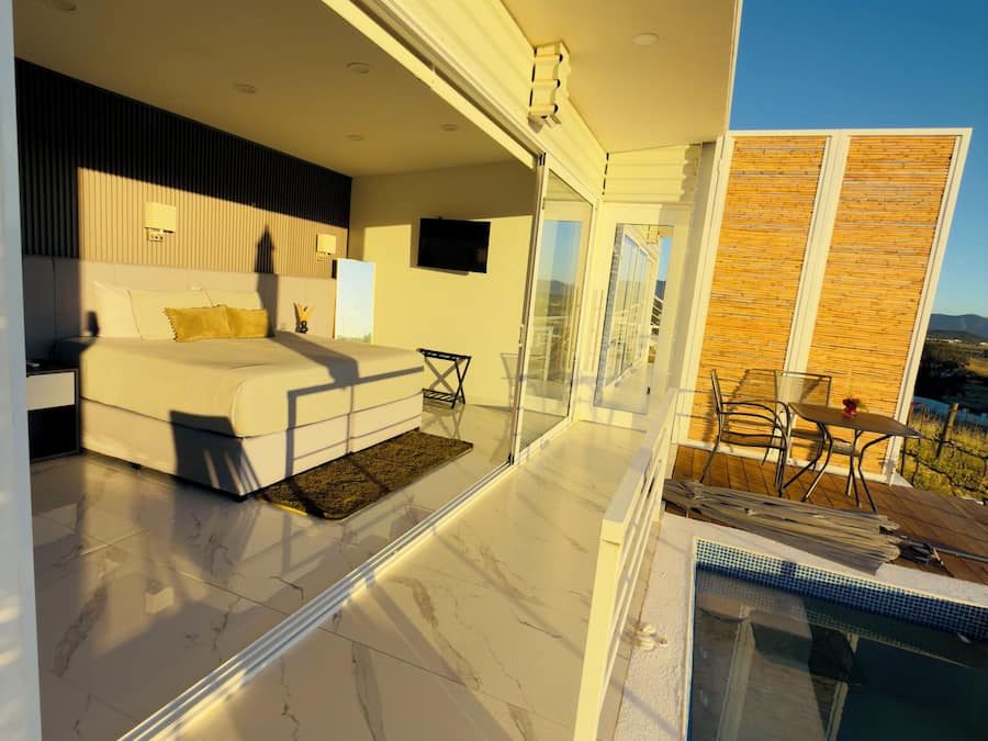 Minibar, desk, laptop workspace, free WiFi