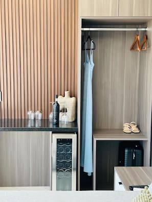 Minibar, escritorio, espacio para trabajar con laptop y wifi gratis