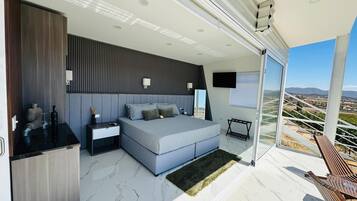 Dusj, dusjhode med hydromassaje, toalettartikler (inkludert) og håndklær