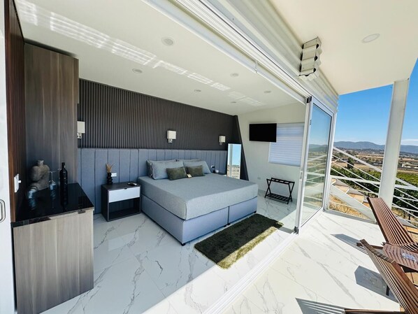 Minibar, desk, laptop workspace, free WiFi