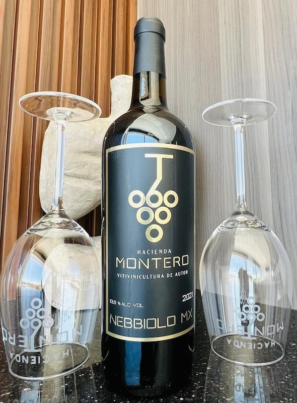 Una botella de vino Montero con etiqueta que indica que es una cosecha 2021, 23% de alcohol por volumen y una mezcla de uvas Nebbiolo.