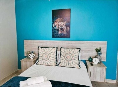 Sea Breeze Manor-Aqua Unit