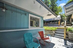 Terrace/patio - Mid-Century Cottage Beach Oasis (Gary)