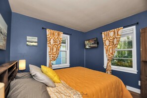 3 bedrooms, iron/ironing board, travel crib, free WiFi - Mid-Century Cottage Beach Oasis (Gary)