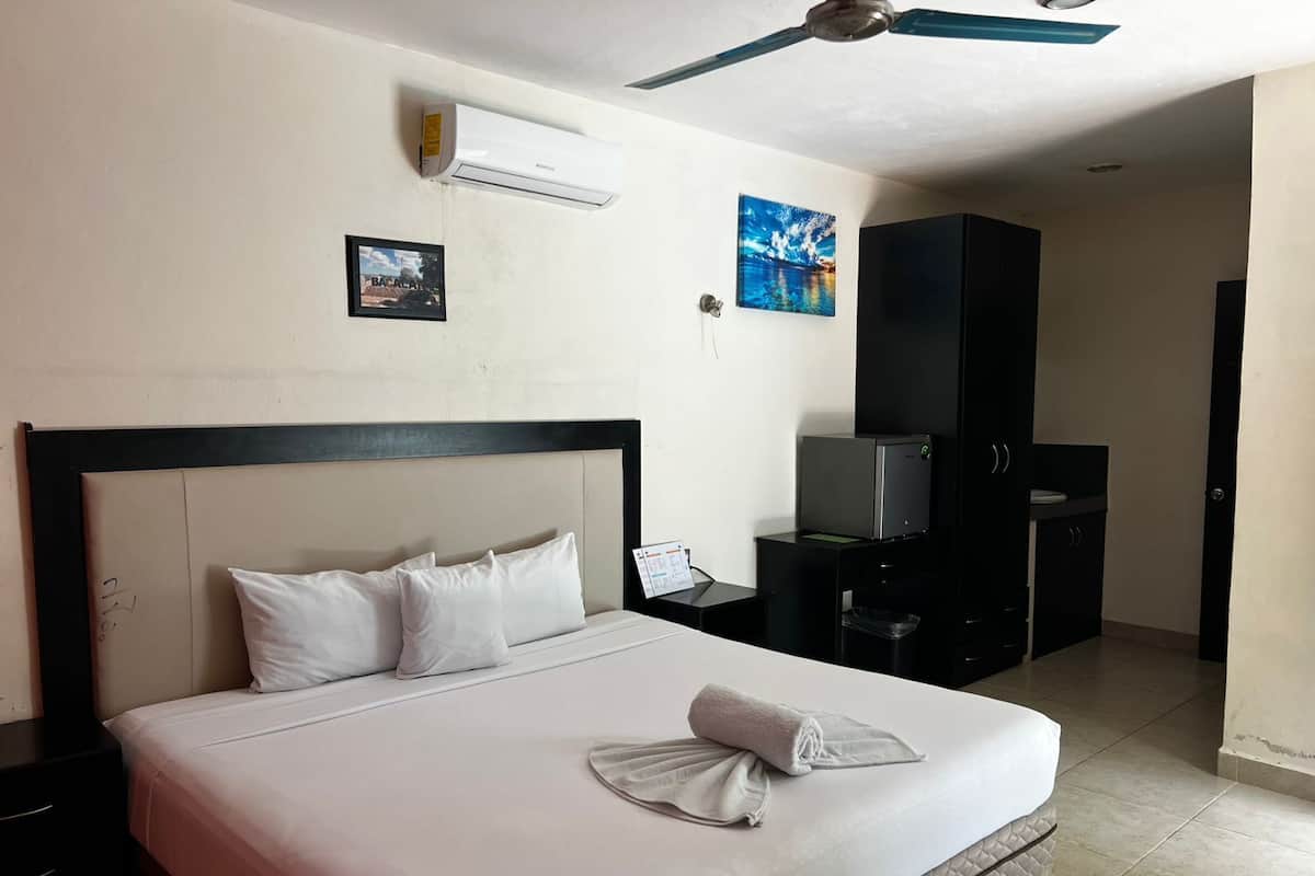 Chambre Confort, 1 très grand lit, réfrigérateur | Fer et planche à repasser, Wi-Fi gratuit