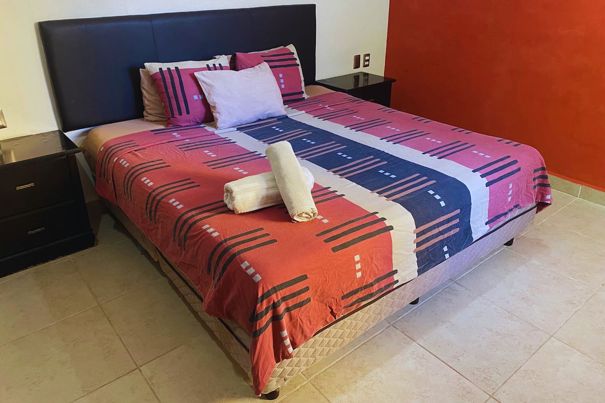 Habitació Comfort, 1 llit de matrimoni gran, frigorífic | Planxa i posts de planxar i wifi gratuïta
