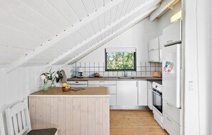 Réfrigérateur, plaque de cuisson, lave-vaisselle, cafetière/bouilloire