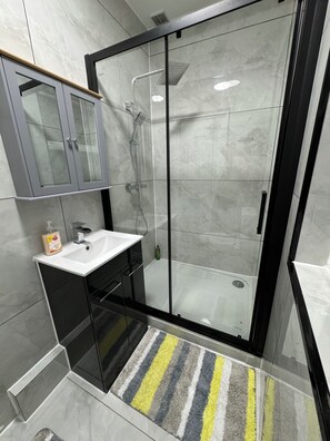 تجهيزات دش، مجففات شعر، مناشف، صابون