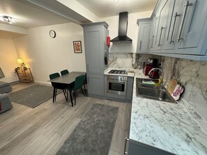 Fridge, microwave, oven, stovetop - Seven Sisters Hideaway (London)