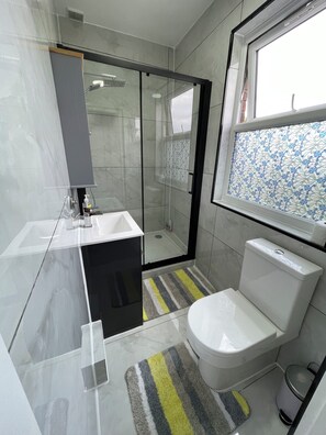 Shower, hair dryer, towels, soap - Seven Sisters Hideaway (London)
